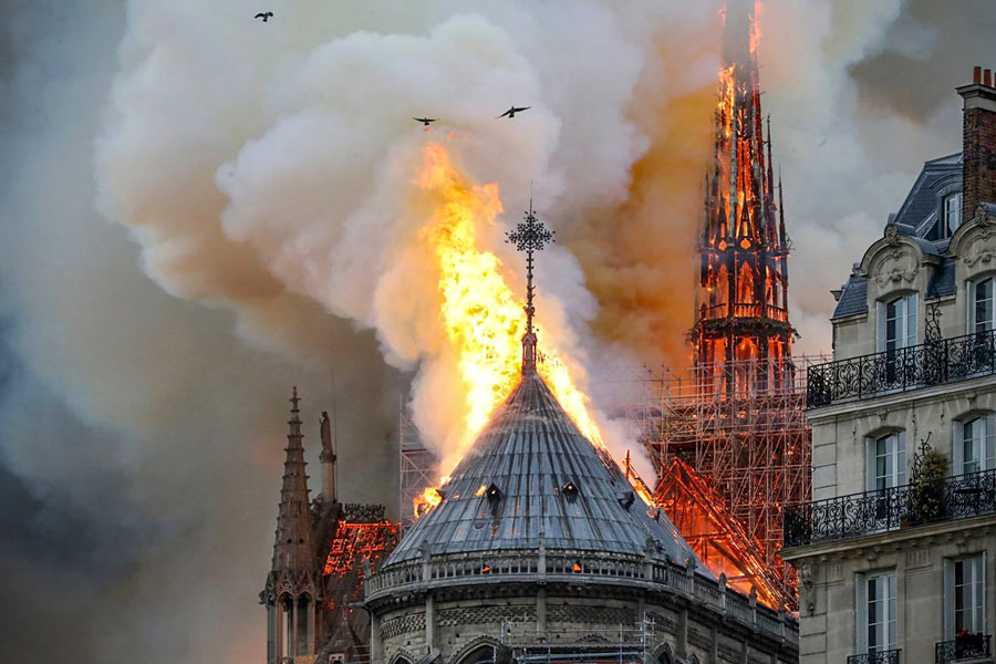 Feuer in Notre Dame. 