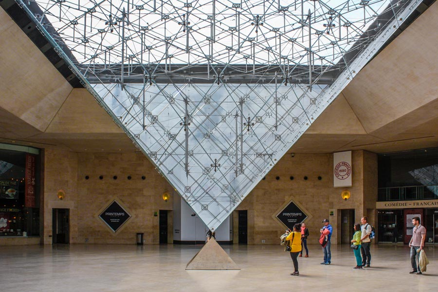 Umgekehrte Pyramide im Carrousel du Louvre