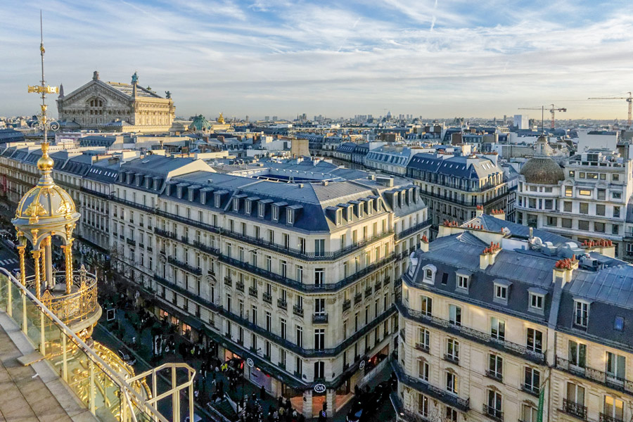 Blick über Paris und die Opéra von der Dachterrasse der Galeries Lafayette.