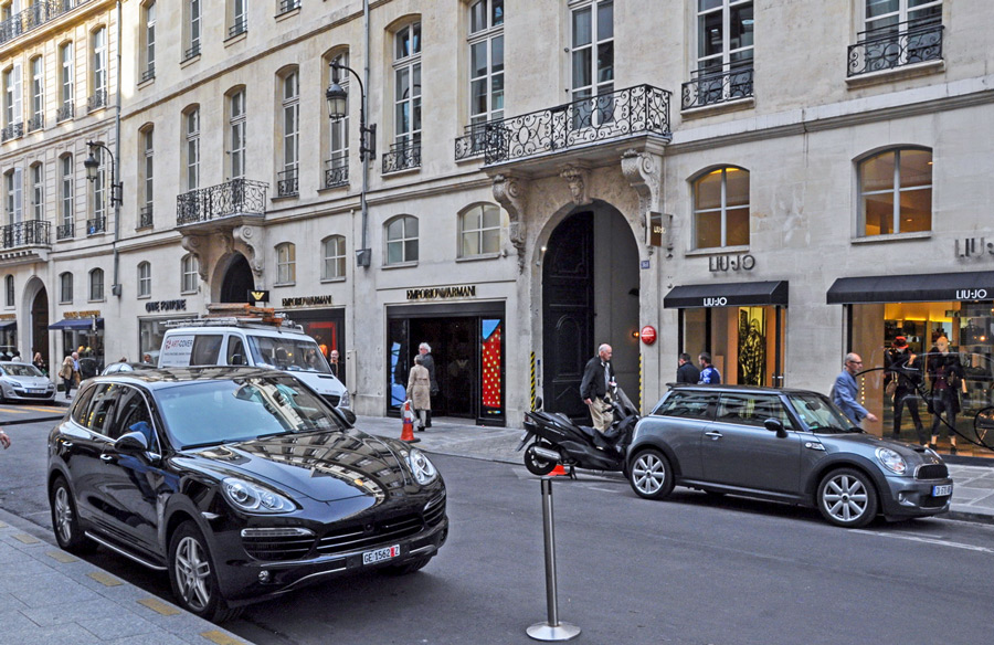 Rue Saint Honoré shopping in Paris