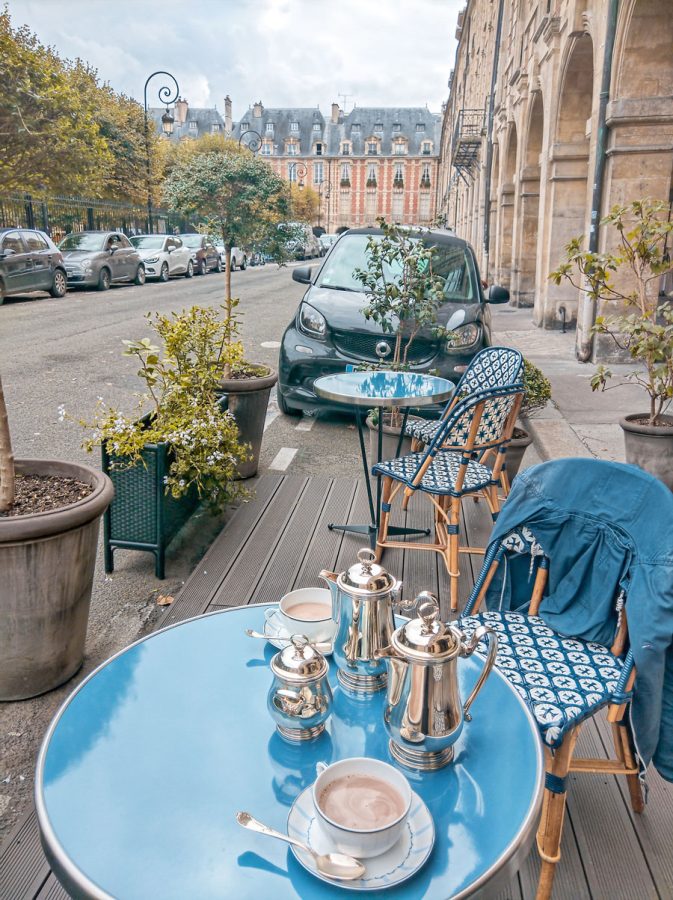 Heiße Schokolade auf der Place des Vosges