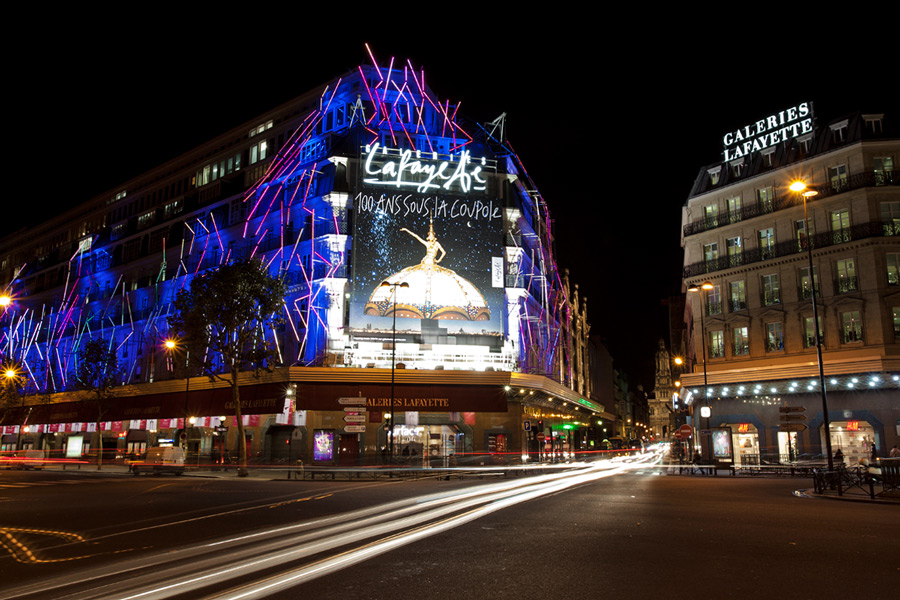 Galeries Lafayette Paris nachts beleuchtet