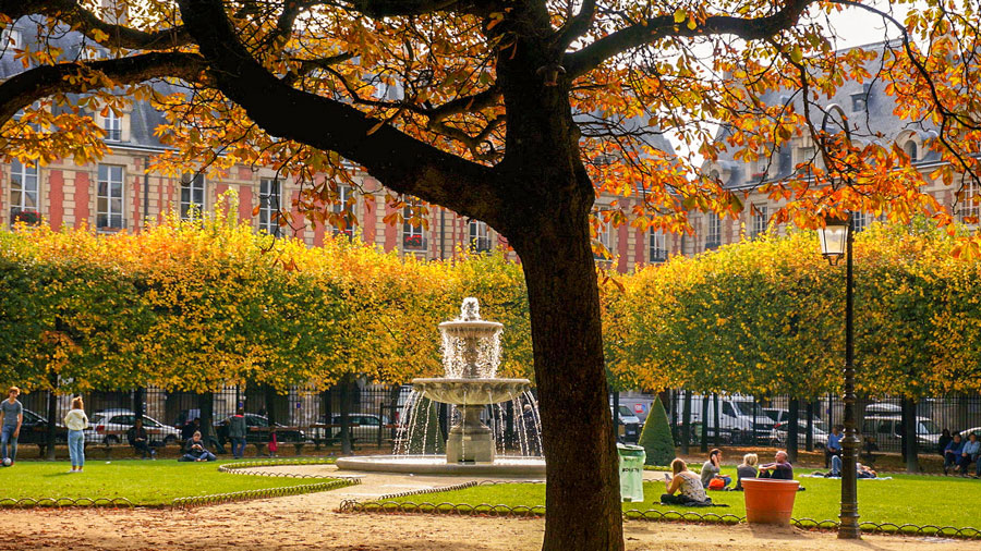 Herbst auf dem Place des Vosges.