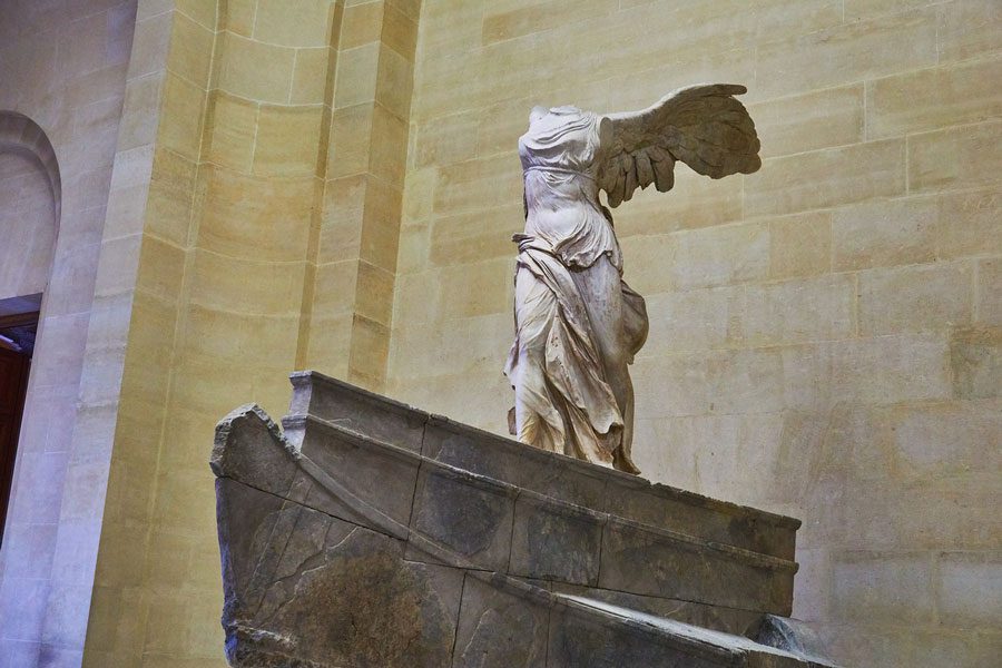 Die Nike von Samothrake im Louvre in Paris