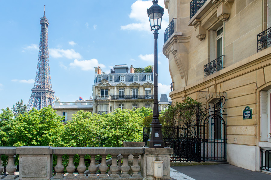 Blick auf den Eiffelturm von der Avenue de Camoëns
