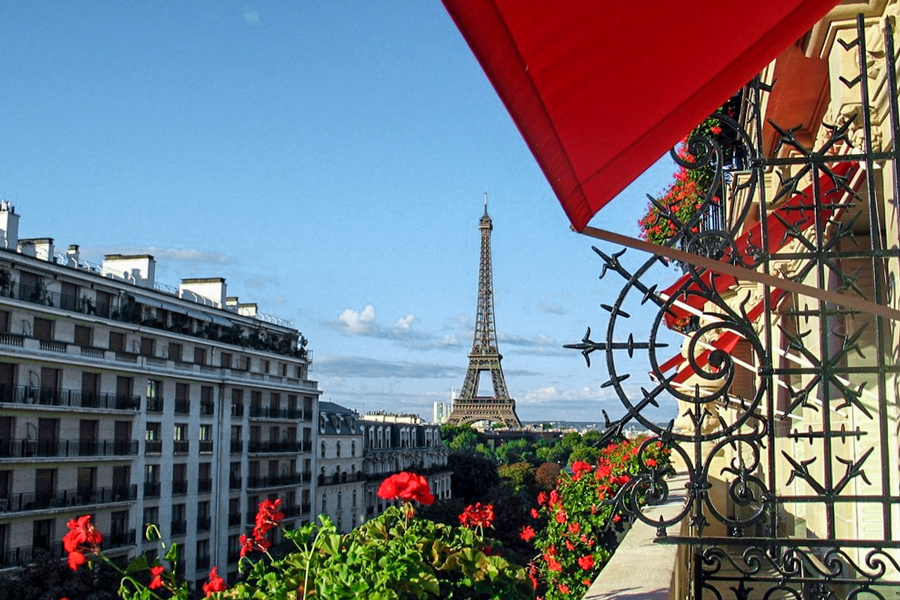 Blick auf den Eiffelturm vom Hotel Plaza Athenée