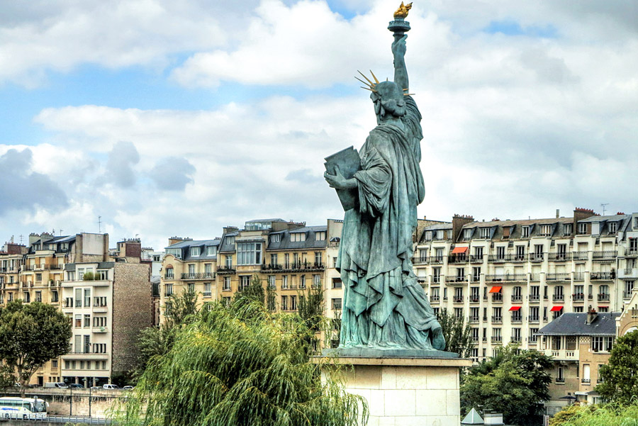 Freiheitsstatue in Paris auf der Île aux Cygnes