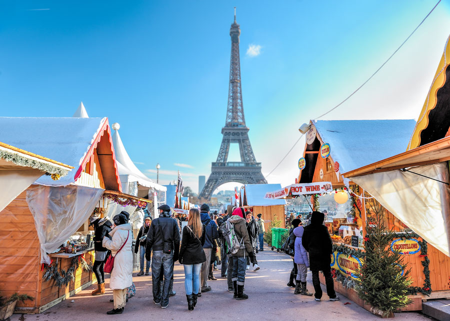 Weihnachtsmarkt am Trocadéro mit Blick auf den Eiffelturm