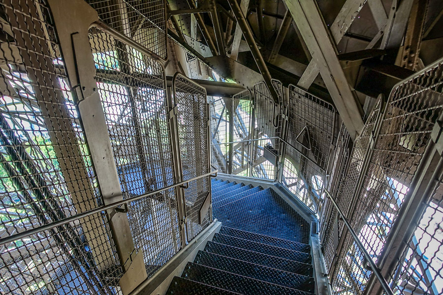 Die Treppe zum 1. Stock des Eiffelturms