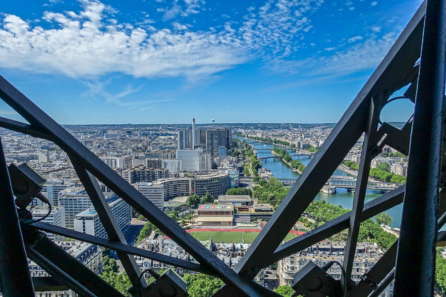 Blick von der Treppe, mit der du den Eiffelturm erklimmst!