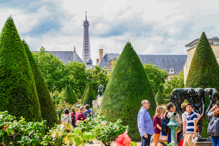 Blick auf den Eiffelturm vom Garten des Rodin-Museums