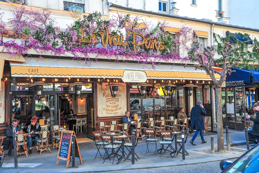 Kirschblüte im Café Le Vrai Paris