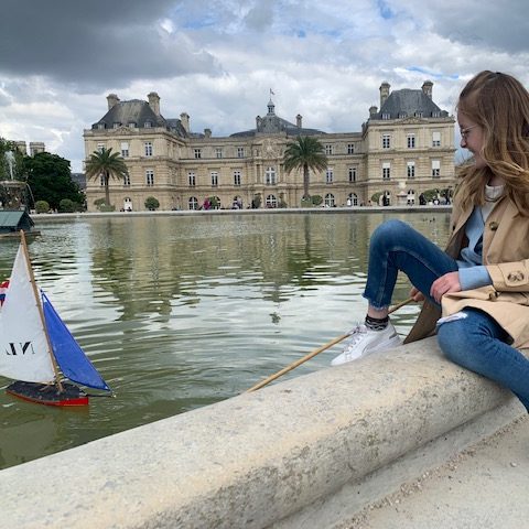 Segeln mit steuerbaren Booten im Jardin du Luxembourg Kindern in Paris