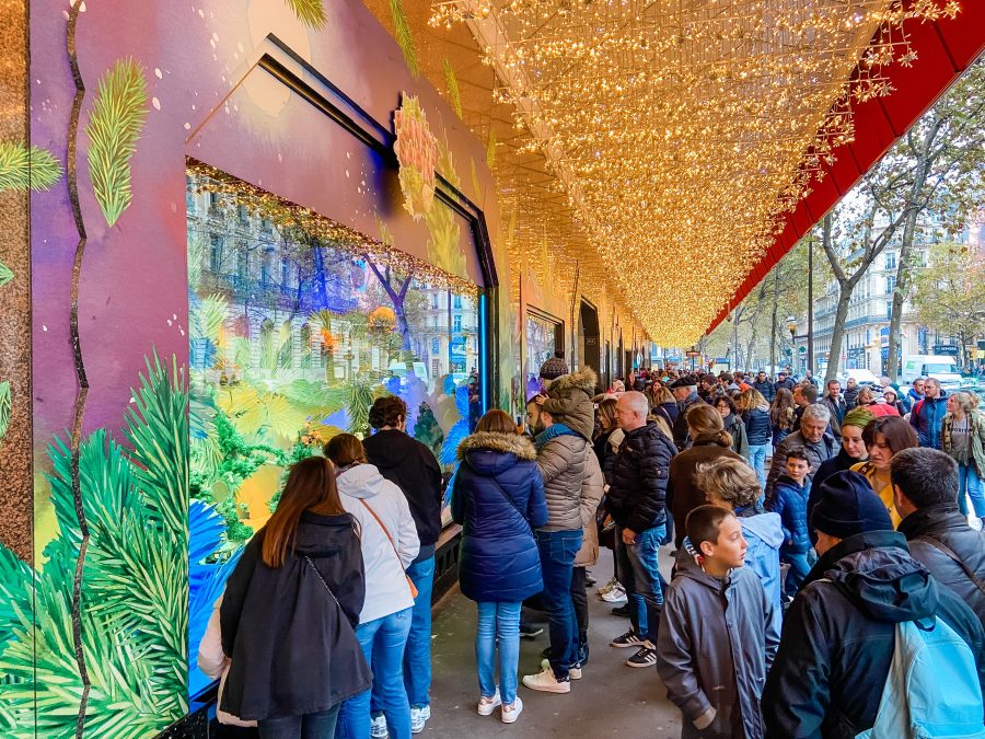 Schaufenster in den Galeries Lafayette Weihnachten in Paris