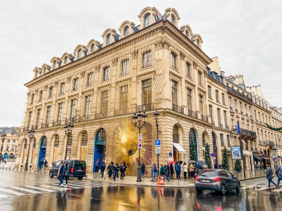 Louis Vuitton am Place Vendome hat zu Weihnachten immer eine imposante Fassade