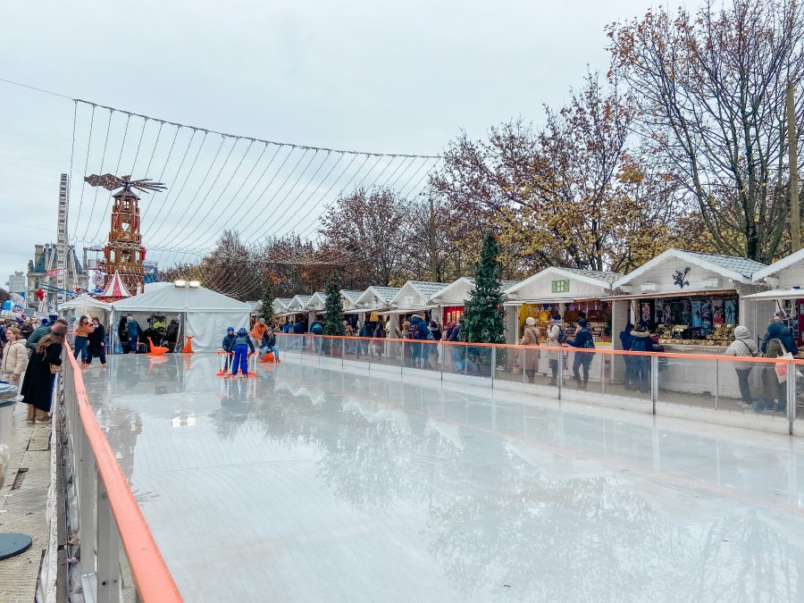 eine Eislaufbahn auf dem Weihnachtsmarkt im Jardin des Tuileries 