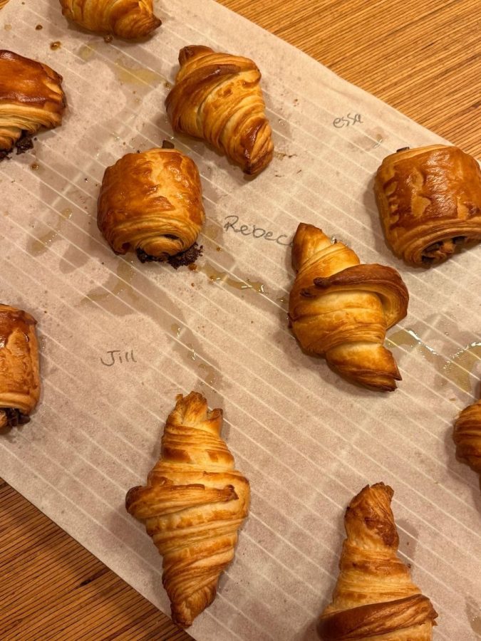 Damit wir später noch wissen, welche Croissants unsere eigenen sind, schreiben wir unseren Namen aufs Backpapier.