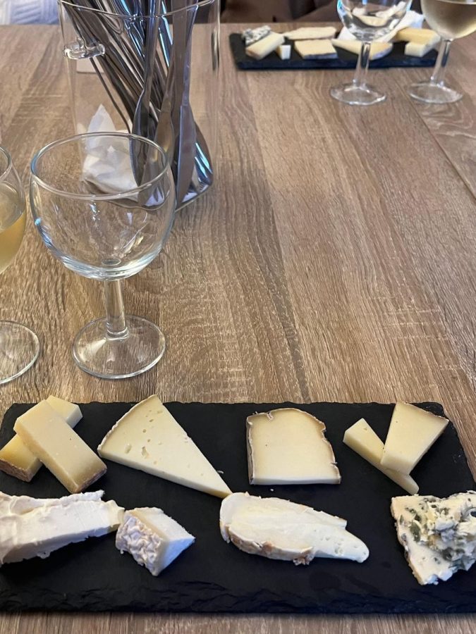 Französische Käseplatte bei der Weinverkostung in Paris