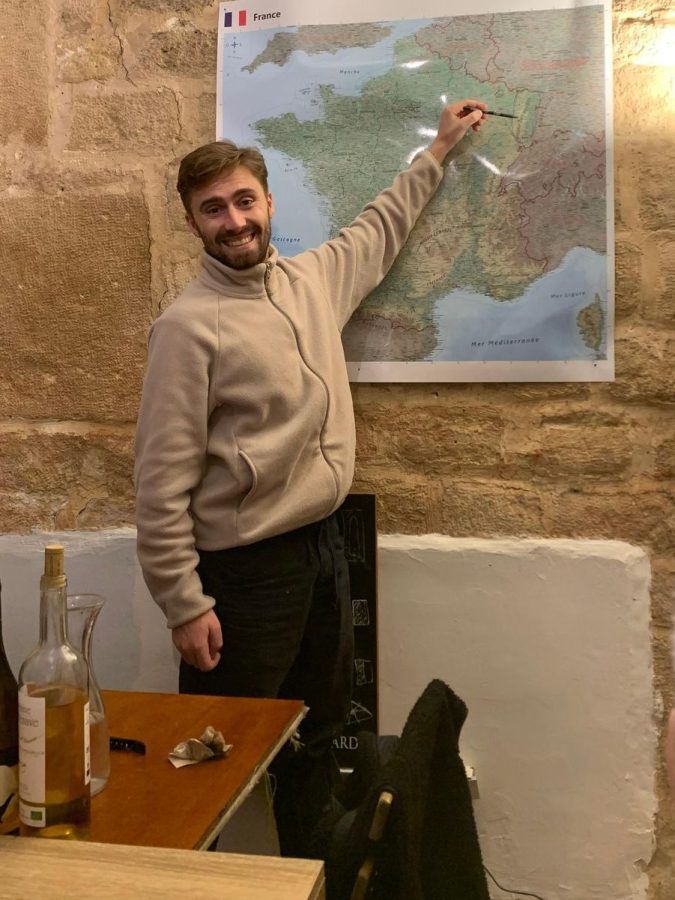 Gastgeber Maxime erklärt die Wein-Käse-Kombinationen in Paris