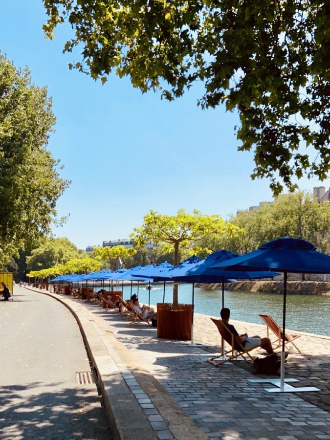 Paris Plages mit Sonnenschirmen und Liegestühlen an der Seine
