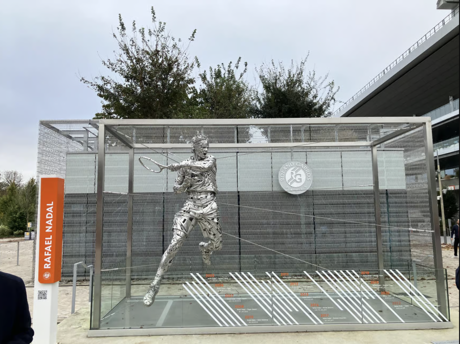 Die beeindruckende Statue von Nadal am Roland-Garros-Stadion