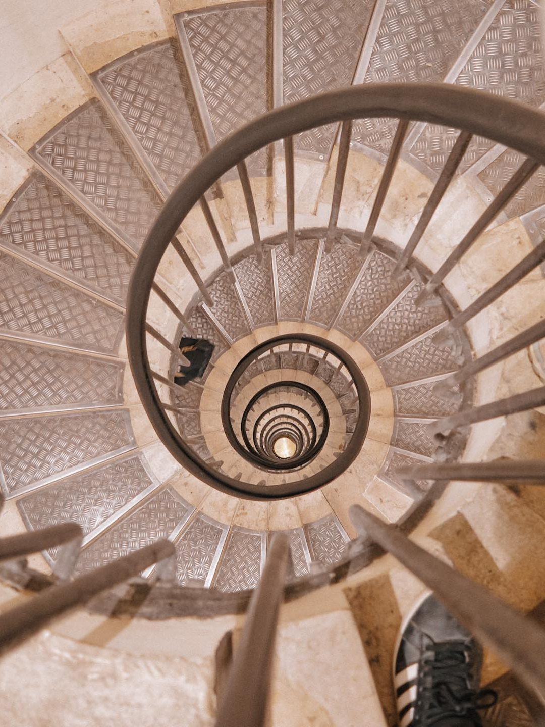 die schmalen Treppen im Arc de Triomphe