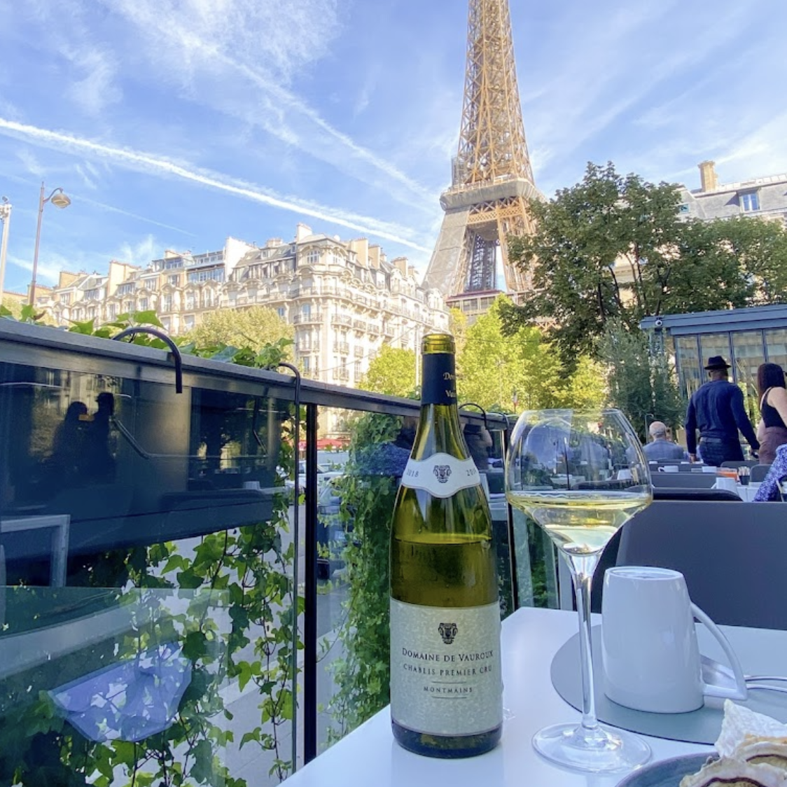 Restaurant mit Blick auf den Eiffelturm